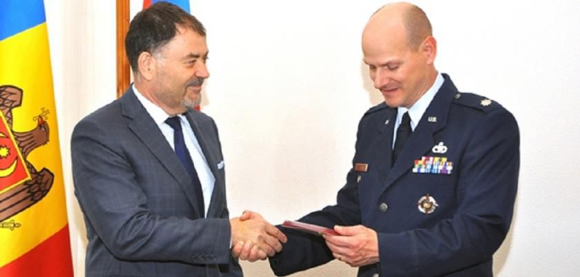 American, decorat cu distincţia Armatei Naţionale a Moldovei. Foto: army.md