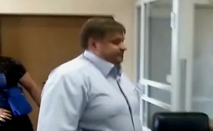 В Киеве националисты избили адвоката в зале суда.