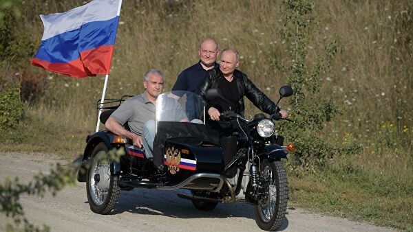 Езда Путина на мотоцикле без шлема осталась без объяснений.