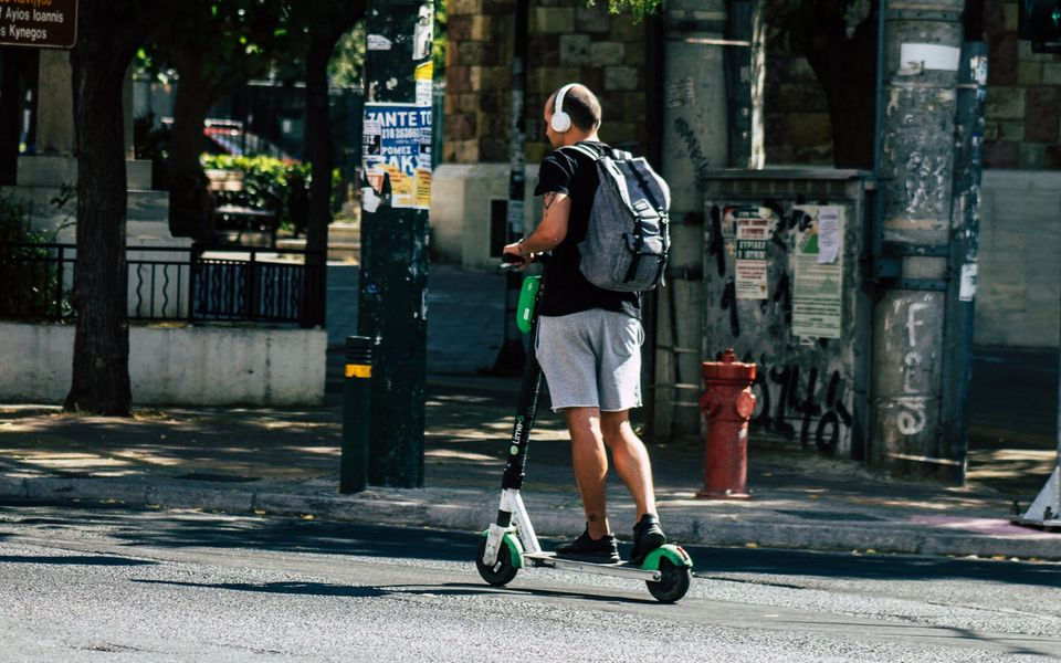 Grecia vrea să înăsprească reglementarea trotinetelor electrice după un accident cu minori.