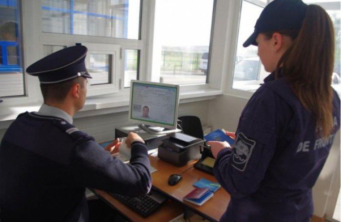 Permise de conducere care nu aparțin niciunui stat au fost depistate la frontiera de stat.