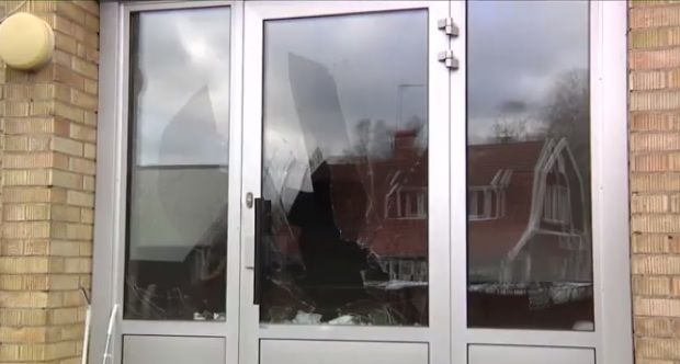 19 tineri imigranţi au atacat un centru de refugiaţi în Suedia, pentru că nu au primit dulciuri.  Foto: captura video
