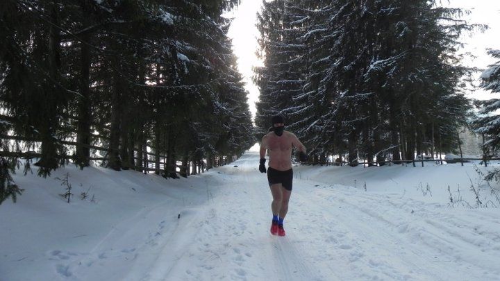 1.300 de bărbați au alergat dezbrăcați până la brâu la -10 grade