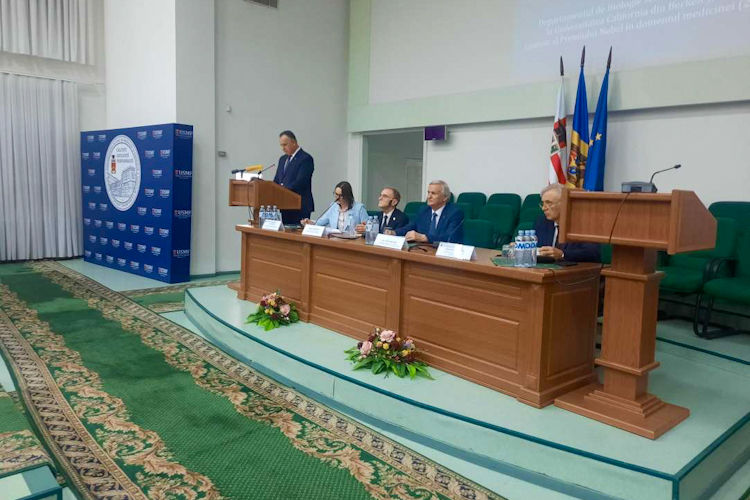 Нобелевский лауреат Рэнди Шекман стал почетным доктором Медуниверситета Молдовы.