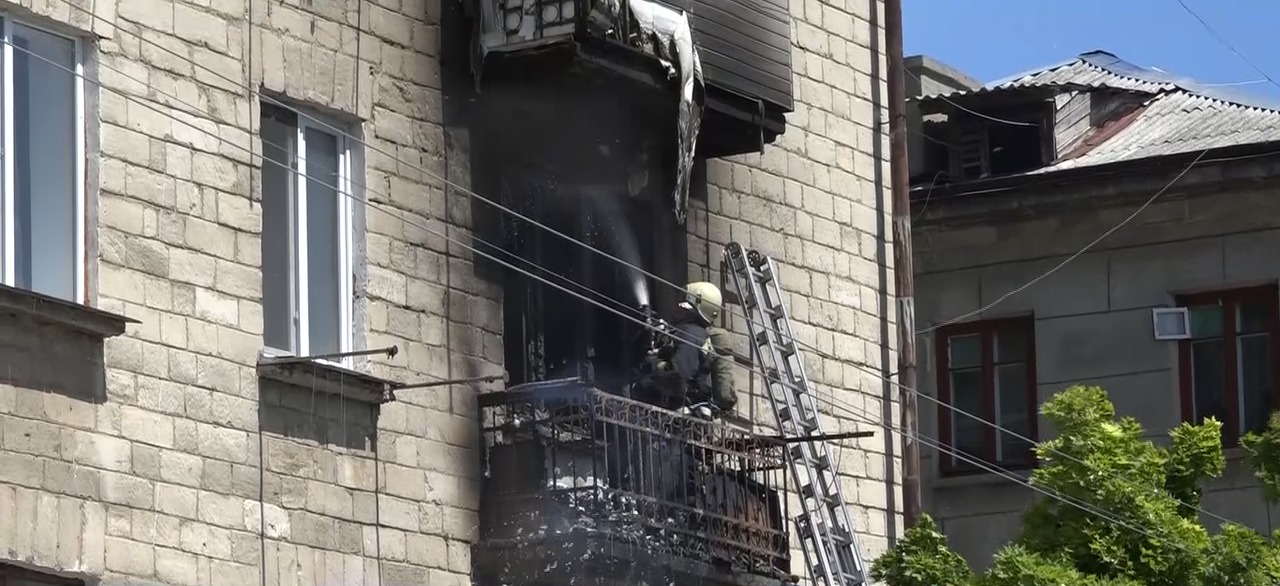 В Бельцах вспыхнул пожар в многоэтажном доме.