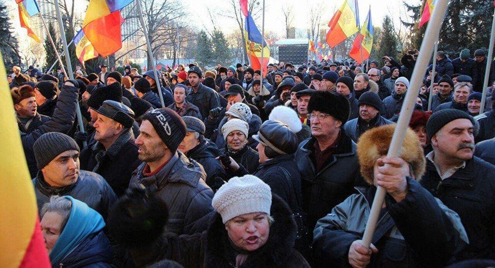 Среди основных требований протестующих — отставка правительства Филипа, роспуск парламента, проведение досрочных выборов.