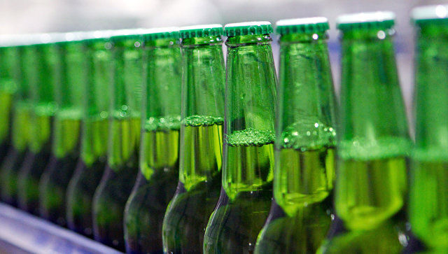 Un bărbat s-a închis într-un frigider cu bere, după ce instanța i-a interzis să consume alcool