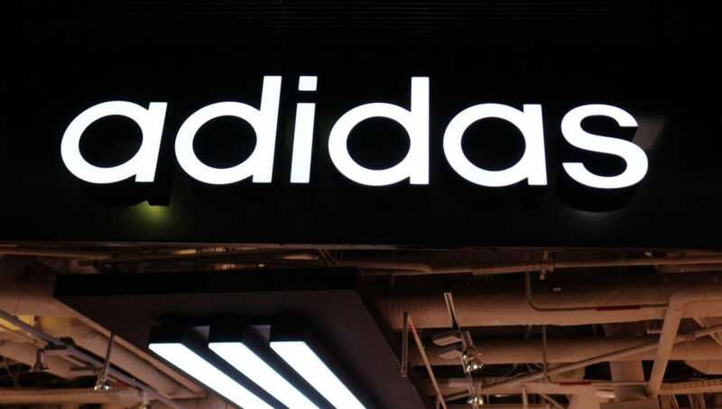 Bloomberg: В офисах Adidas в ряде городов Германии прошли обыски.