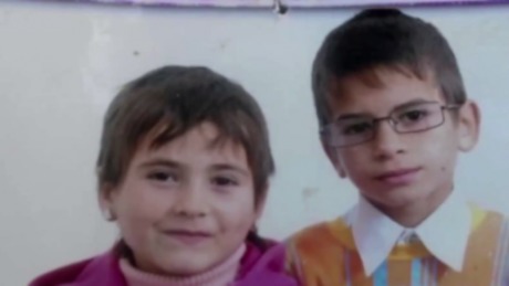Максима и Даниелу Мирон, 10 и 11 лет, обнаружили в брошенном микроавтобусе.