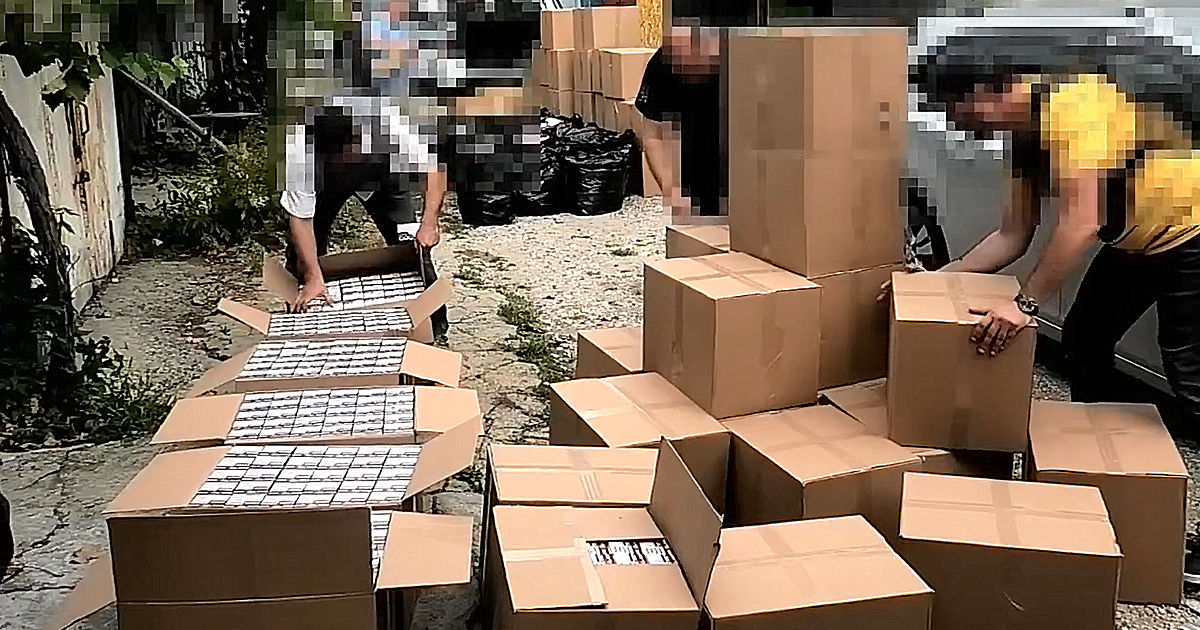 Peste un milion de țigări de contrabandă, confiscate în Capitală. Un polițist, reținut.