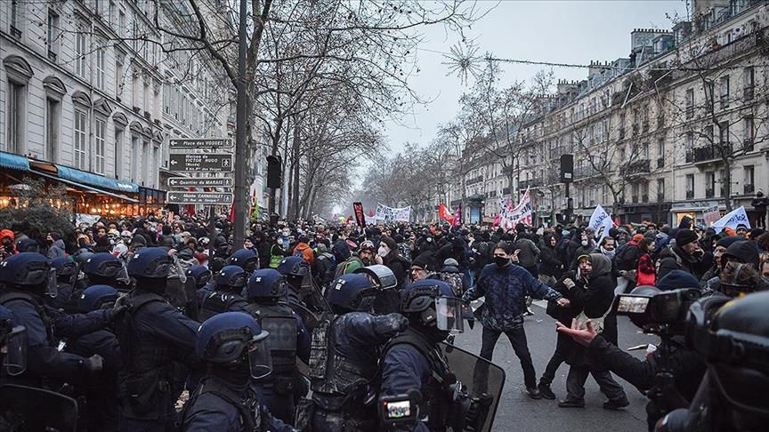 Большинство населения (68%) выступает против пенсионной реформы.