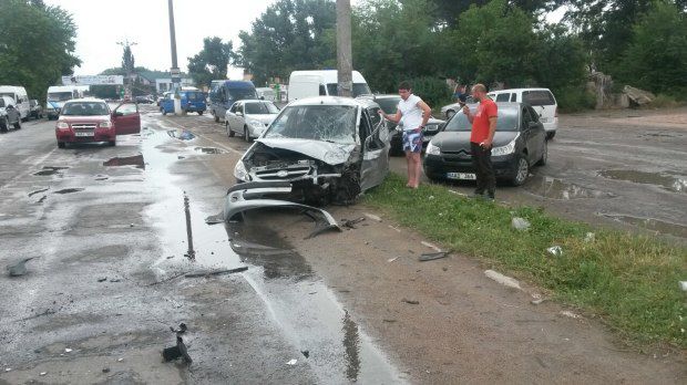 Un microbuz de rută, cu pasageri la bord, a intrat în coliziune cu un automobil. Foto: realitatea.md