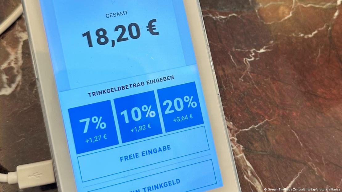 В Германии предлагают оставлять чаевые продавцам одежды.
