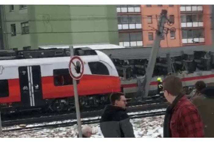 Două trenuri cu pasageri s-au ciocnit în Austria. Sunt morți și răniți
