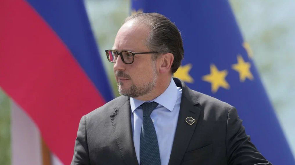 Глава МИД Австрии: Санкции против РФ с каждым днем все эффективнее.