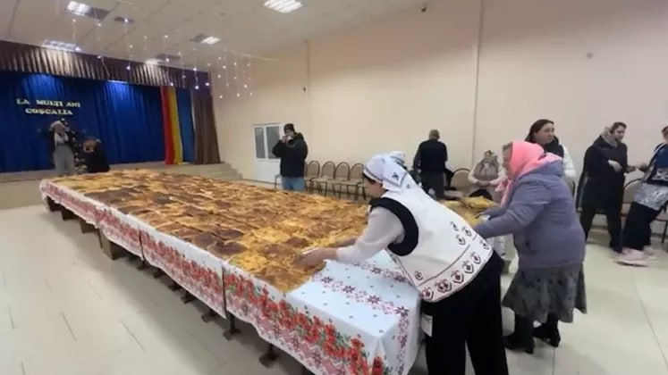 Moldova bate recordul: Zeci de gospodine au copt o plăcintă gigantică.