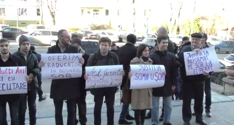 Сторонники Шора освистали Санду у здания суда Буюкан.