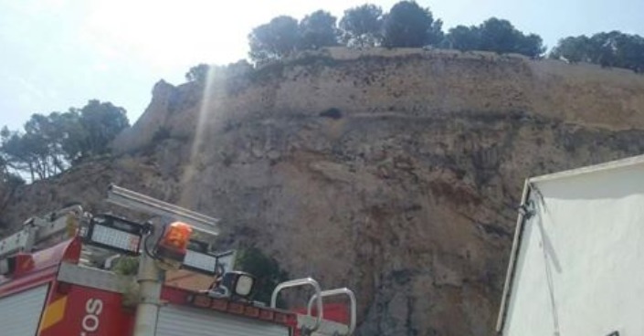 A căzut cu bebeluşul său de la 50 de metri într-un castel din Spania şi au supravieţuit