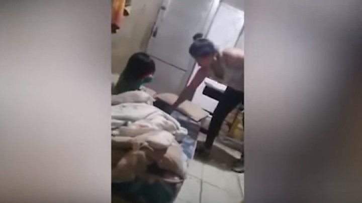 Îngrozitor: O mama își bate copilul pentru că i-a pierdut tableta