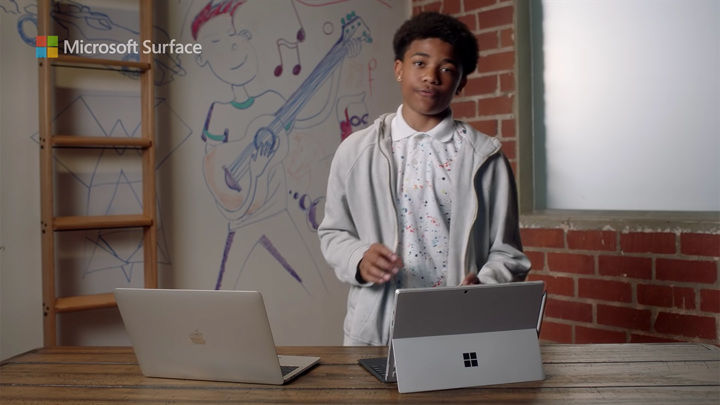 Реклама Microsoft высмеяла тачбар в ноутбуках Apple.