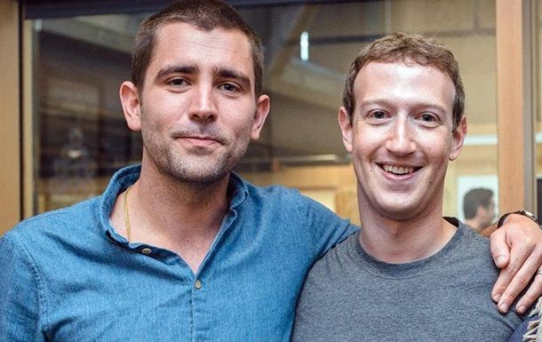 Исполнительный директор Facebook Крис Кокс (слева) уходит из компании.