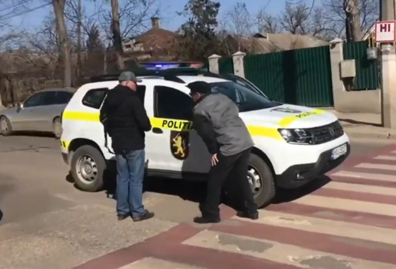 В Бельцах машина полиции сбила пешехода на переходе.