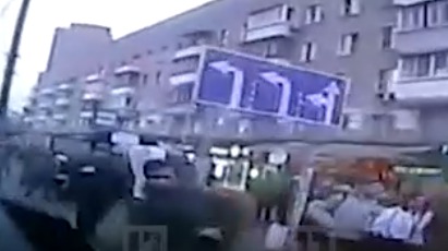 Регистратор записал момент наезда автобуса на остановку в Москве.