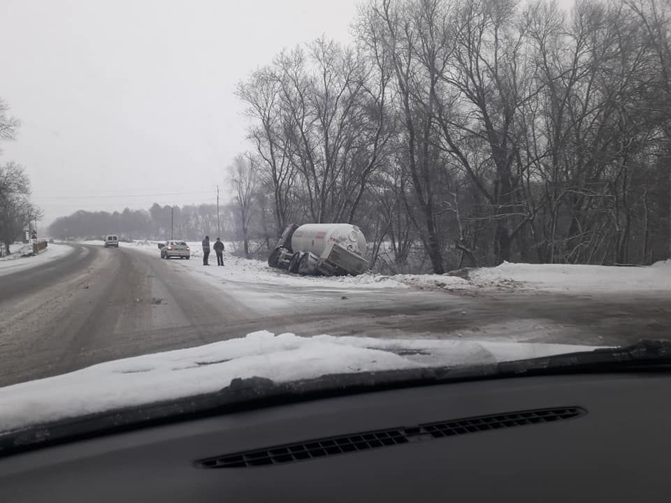 В Новоаненском районе автоцистерна слетела в кювет.