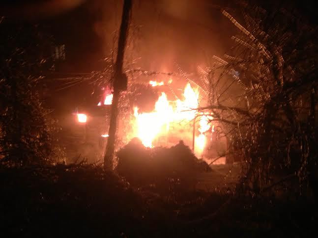 Un incendiu puternic a izbucnit acum o oră în casa unui bărbat de pe strada Sciusev din capitală.