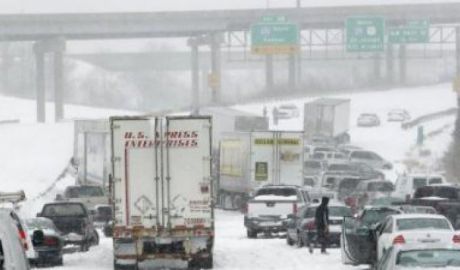 Combinaţia de ploaie îngheţată, zăpadă şi vânturi puternice au determinat închiderea mai multor porţiuni de autostradă duminică şi luni.