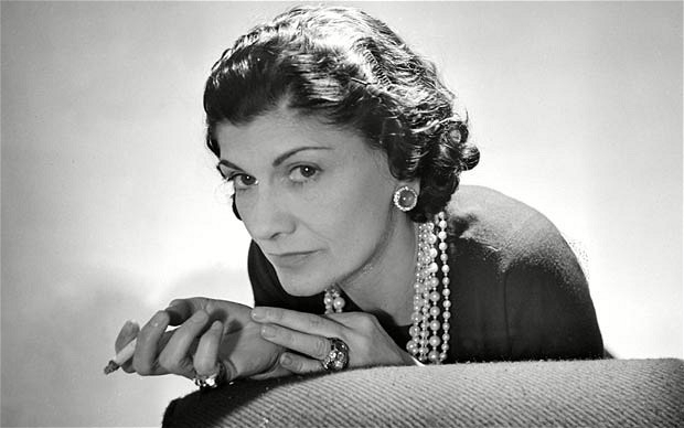 Regulile de stil lansate de Coco Chanel cu zeci de ani în urmă sunt mai valabile astăzi ca niciodată. Iată cele mai importante lecţii de stil.