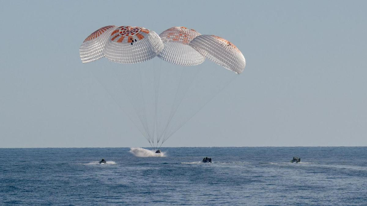 Астронавты NASA вернулись на Землю после девяти месяцев в космосе.