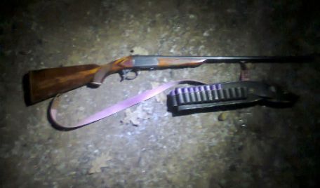 В ходе проверки под задним сиденьем автомобиля было найдено охотничье ружье.