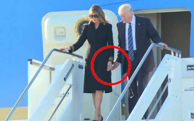 Momentul în care Melania Trump îi refuză mâna soţului său, Donald Trump, după aterizarea la Roma. Foto: Huffington Post 