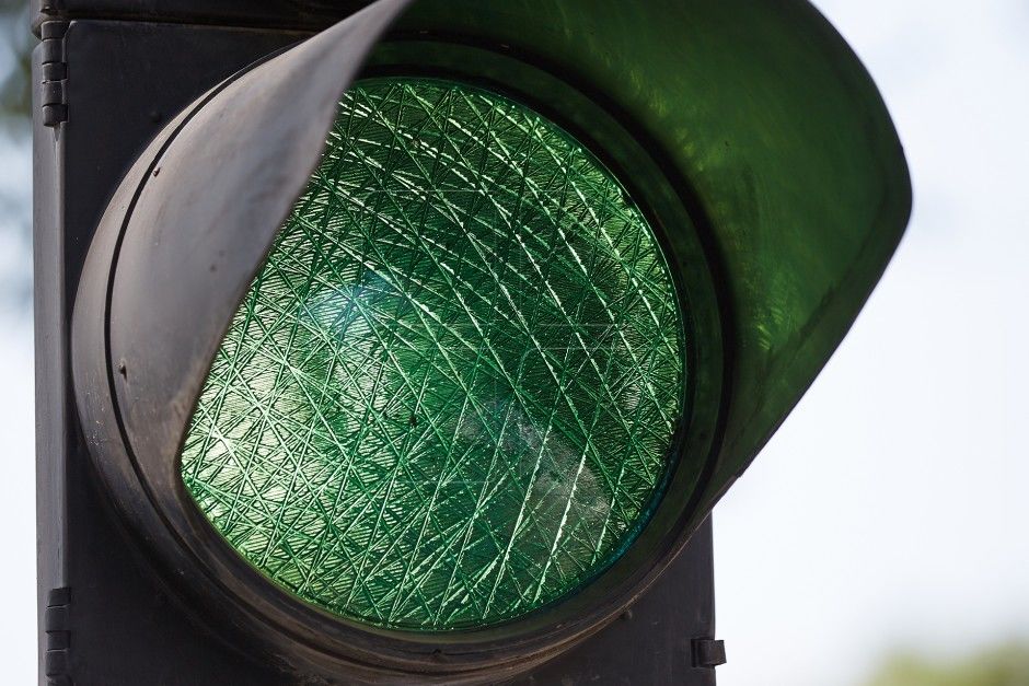 Ford testează o tehnologie prin care şoferul este informat cu ce viteză să meargă pentru a prinde în permanenţă verde la semafor.