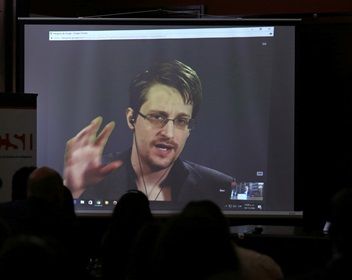 Эдвард Сноуден. Фото: Marcos Brindicci / Reuters