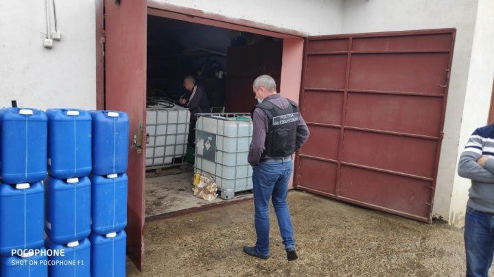 В молдавском автосервисе нашли почти 12 тысяч сигарет и 1700 литров алкоголя.
