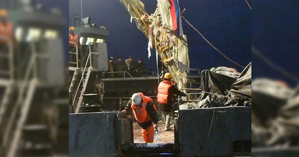 Водолазы обнаружили фрагменты самолета от крыльев до хвостовой части. 