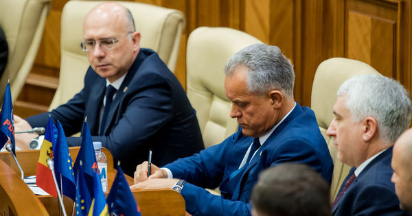 Парламент рассмотрит сегодня законопроект, подписанный Плахотнюком.