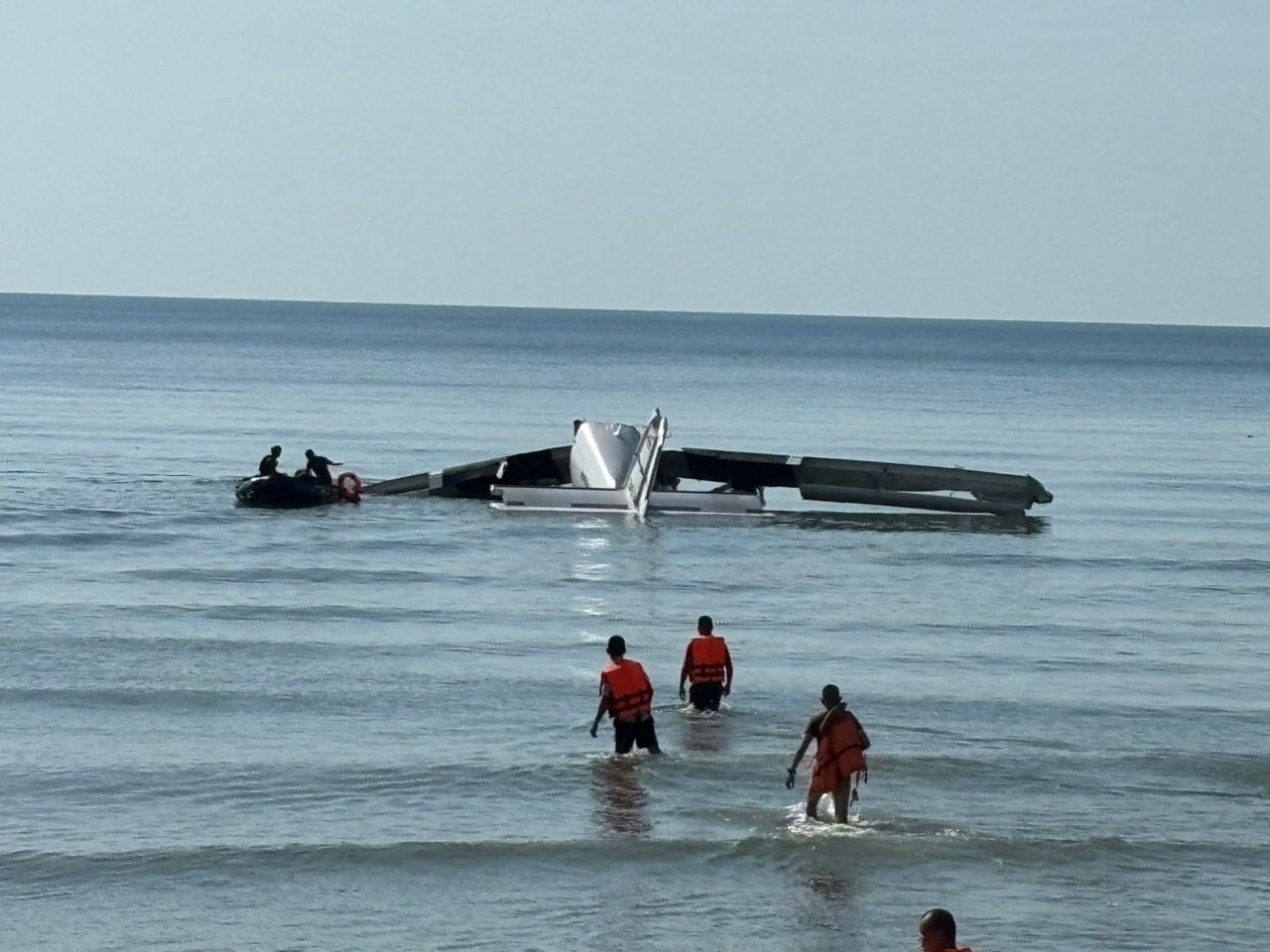 У пляжа в Таиланде рухнул самолет, есть погибшие.