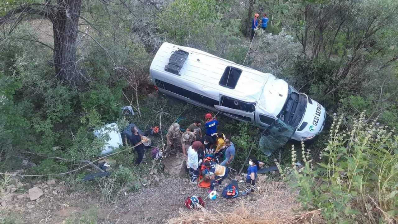 Автобус с туристами упал в пропасть в Турции, 18 человек пострадали.