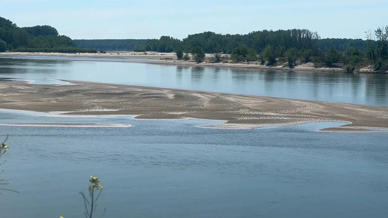 В Румынии круизные суда застряли на Дунае из-за низкого уровня воды в реке.