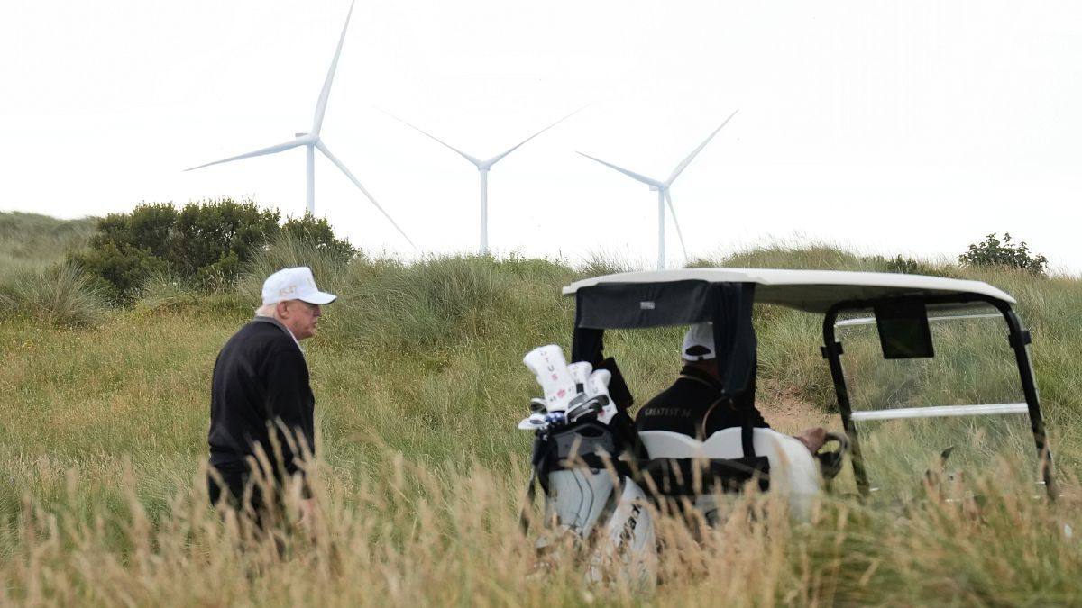 Trump a criticat din nou energia eoliană: A numit-o drept escrocherie.