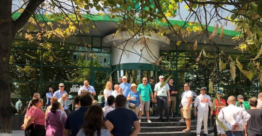 Люди, пострадавшие при ограблении банка, провели протест у правительства.