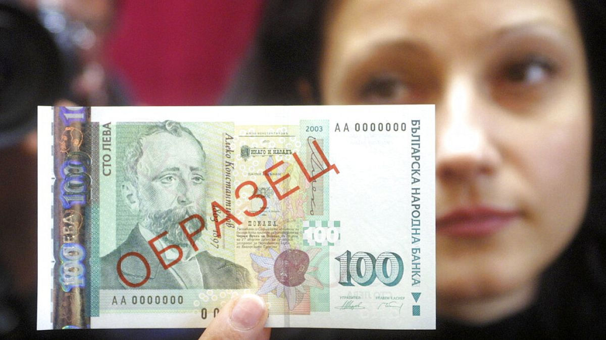 Тысячи людей протестуют в Болгарии против евро и за сохранение национальной валюты.
