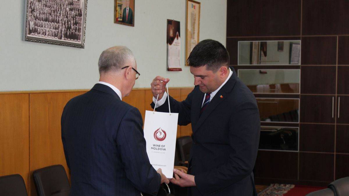Ion Sula, a solicitat, astăzi la o întrevedere cu ambasadorul Rusiei la Chișinău, Farit Muhatmetșin. Foto: maia.gov.md