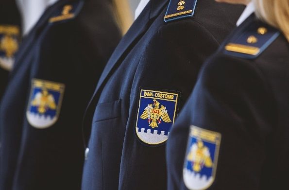 Группировка вымогала и получала средства в разной валюте. 