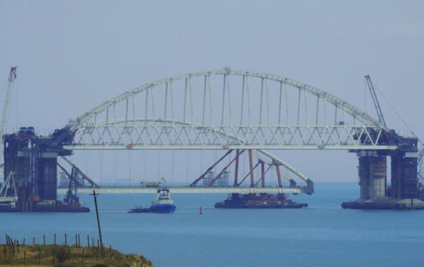 Россия начала установку второй арки моста в Крым.