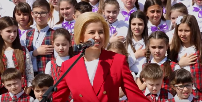 Башкан Ирина Влах спела гимн Гагаузии вместе со школьниками.