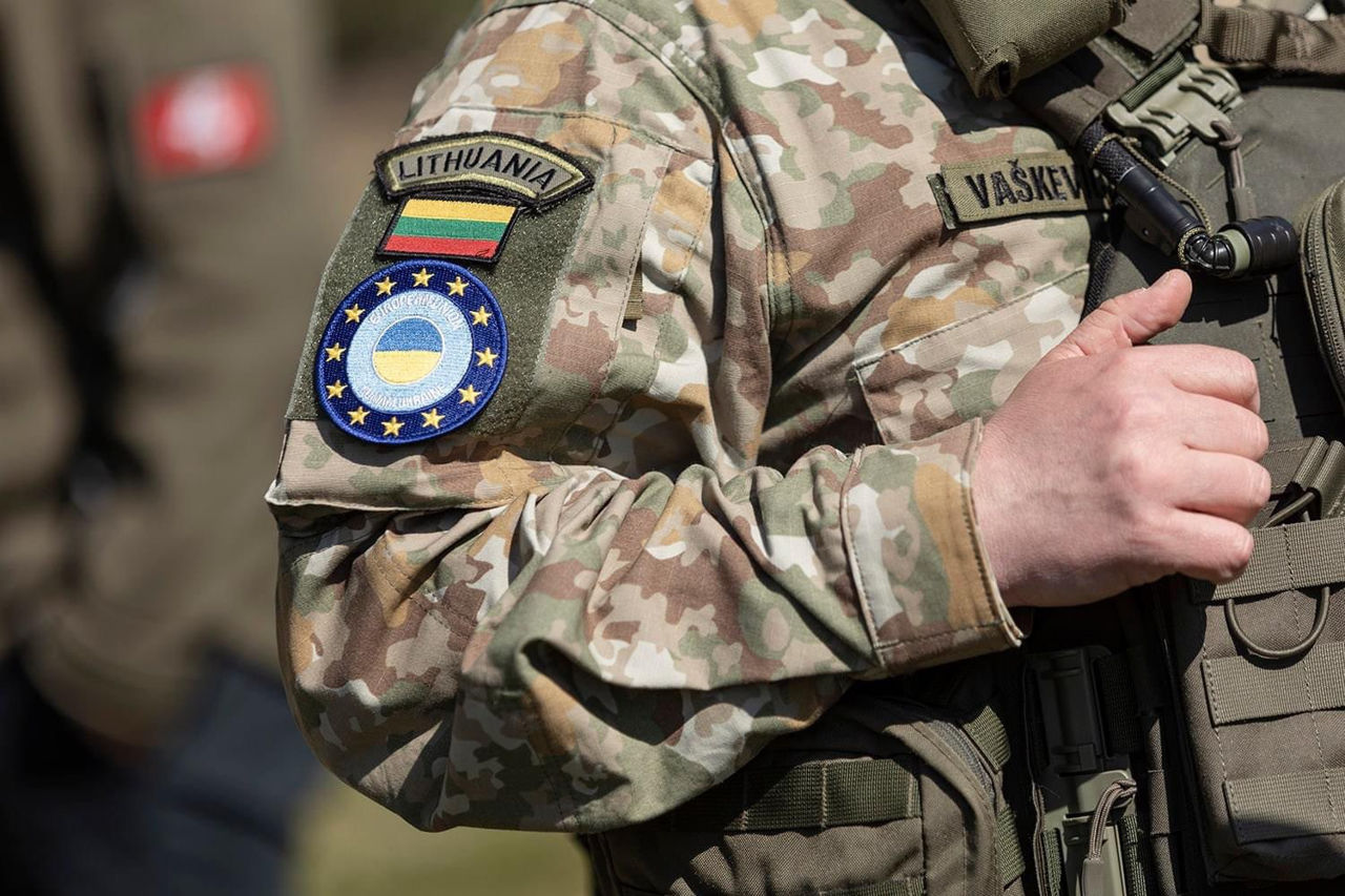 Парламент Литвы одобрил реформу призыва: в армию будут брать после школы.